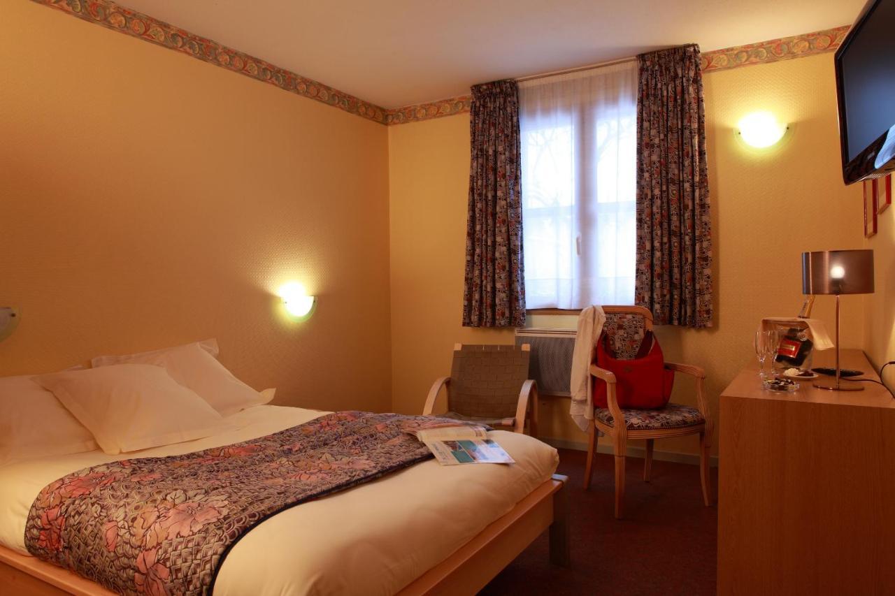 Logis Le Luth Hotel Mirecourt Bagian luar foto