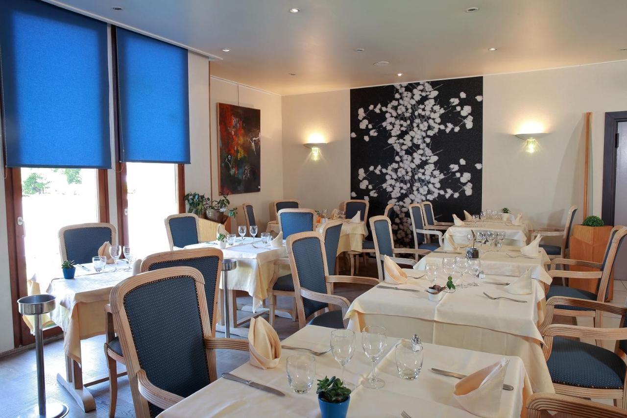 Logis Le Luth Hotel Mirecourt Bagian luar foto