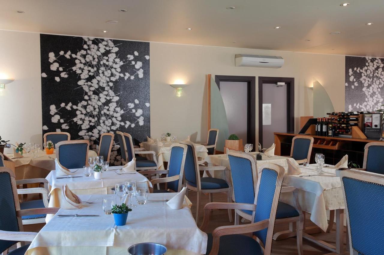 Logis Le Luth Hotel Mirecourt Bagian luar foto