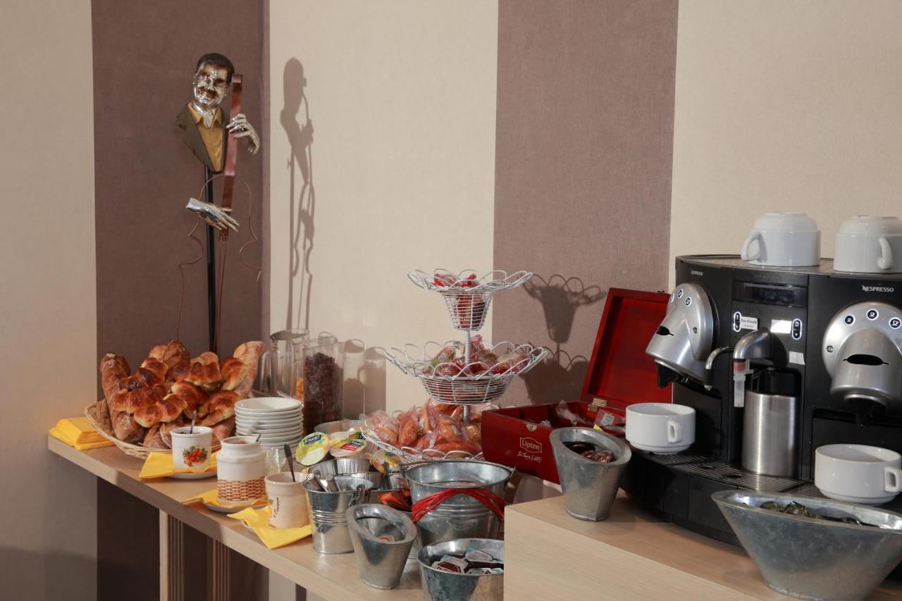 Logis Le Luth Hotel Mirecourt Bagian luar foto