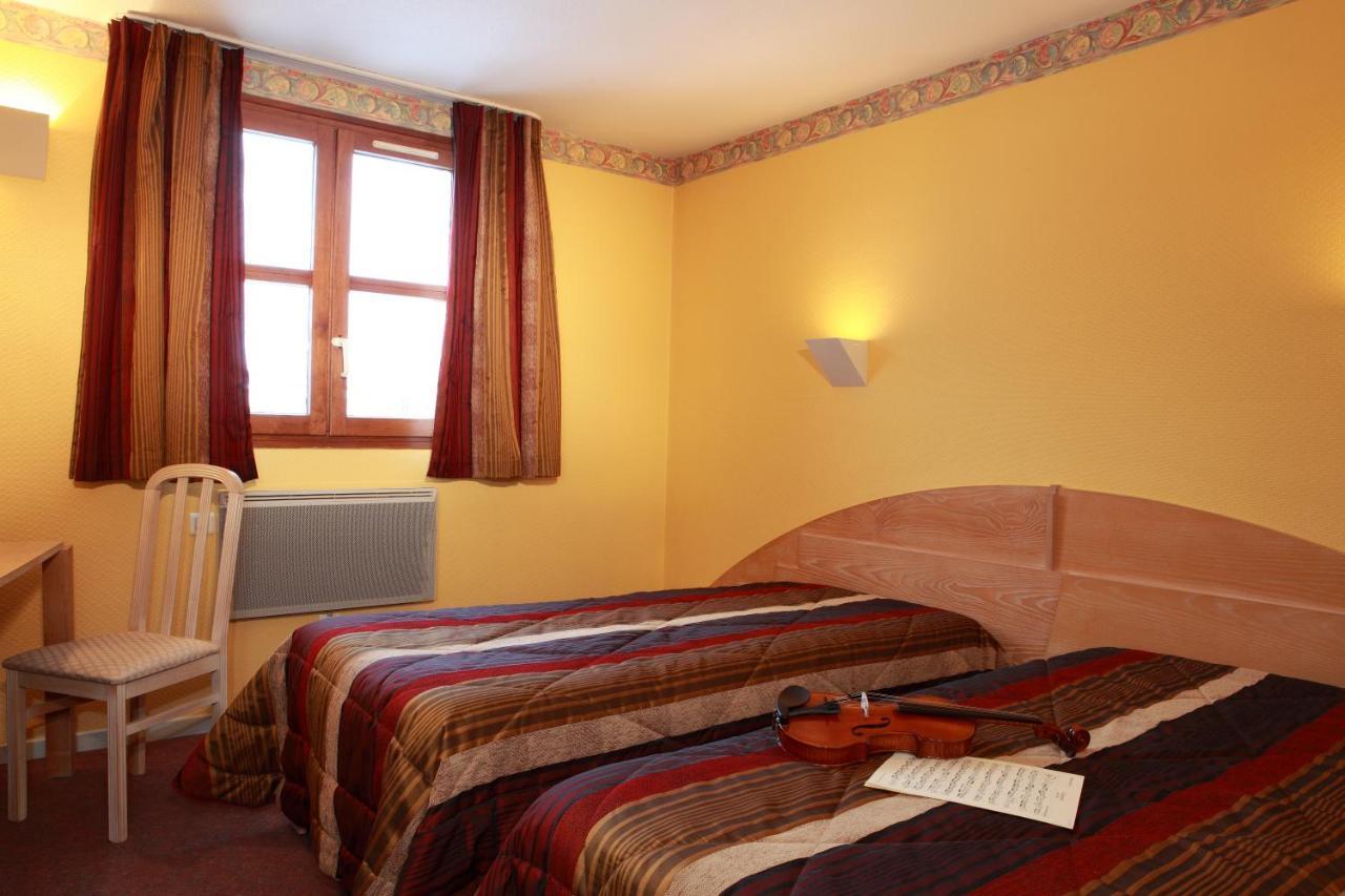 Logis Le Luth Hotel Mirecourt Bagian luar foto