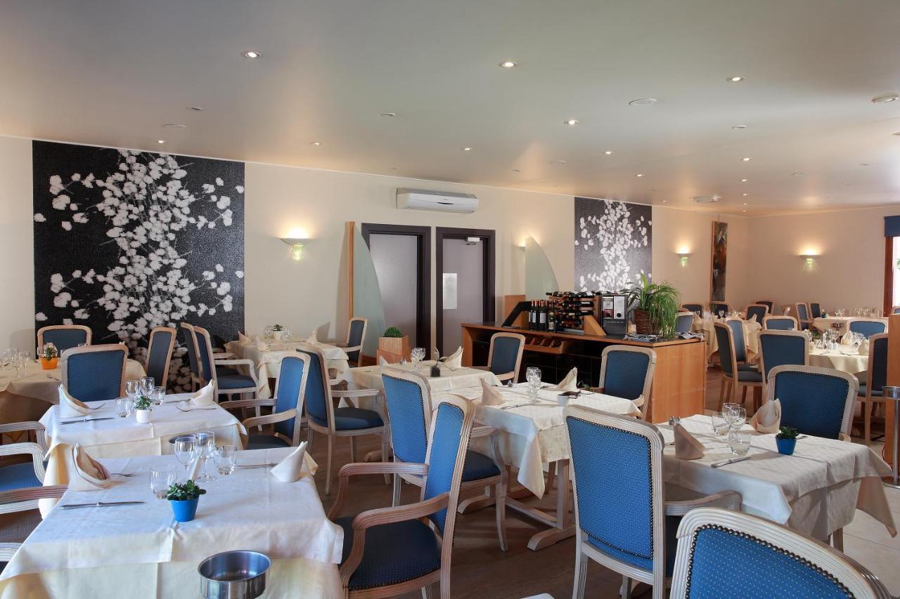 Logis Le Luth Hotel Mirecourt Bagian luar foto