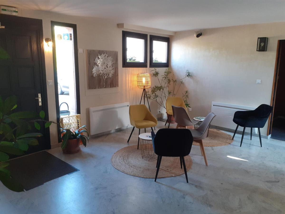 Logis Le Luth Hotel Mirecourt Bagian luar foto