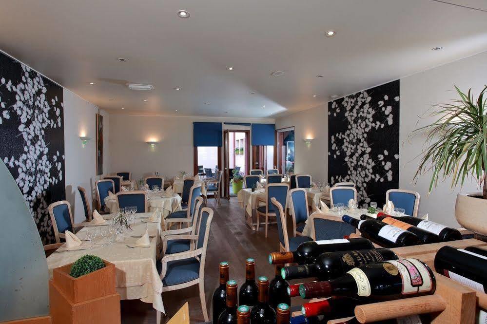 Logis Le Luth Hotel Mirecourt Bagian luar foto
