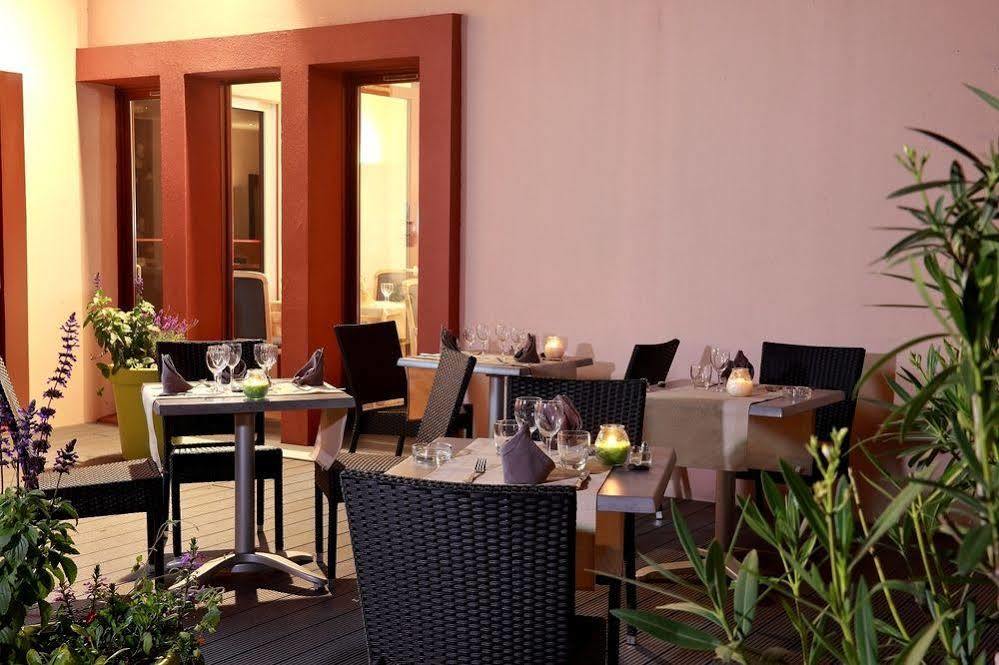 Logis Le Luth Hotel Mirecourt Bagian luar foto