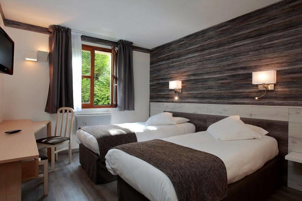 Logis Le Luth Hotel Mirecourt Bagian luar foto