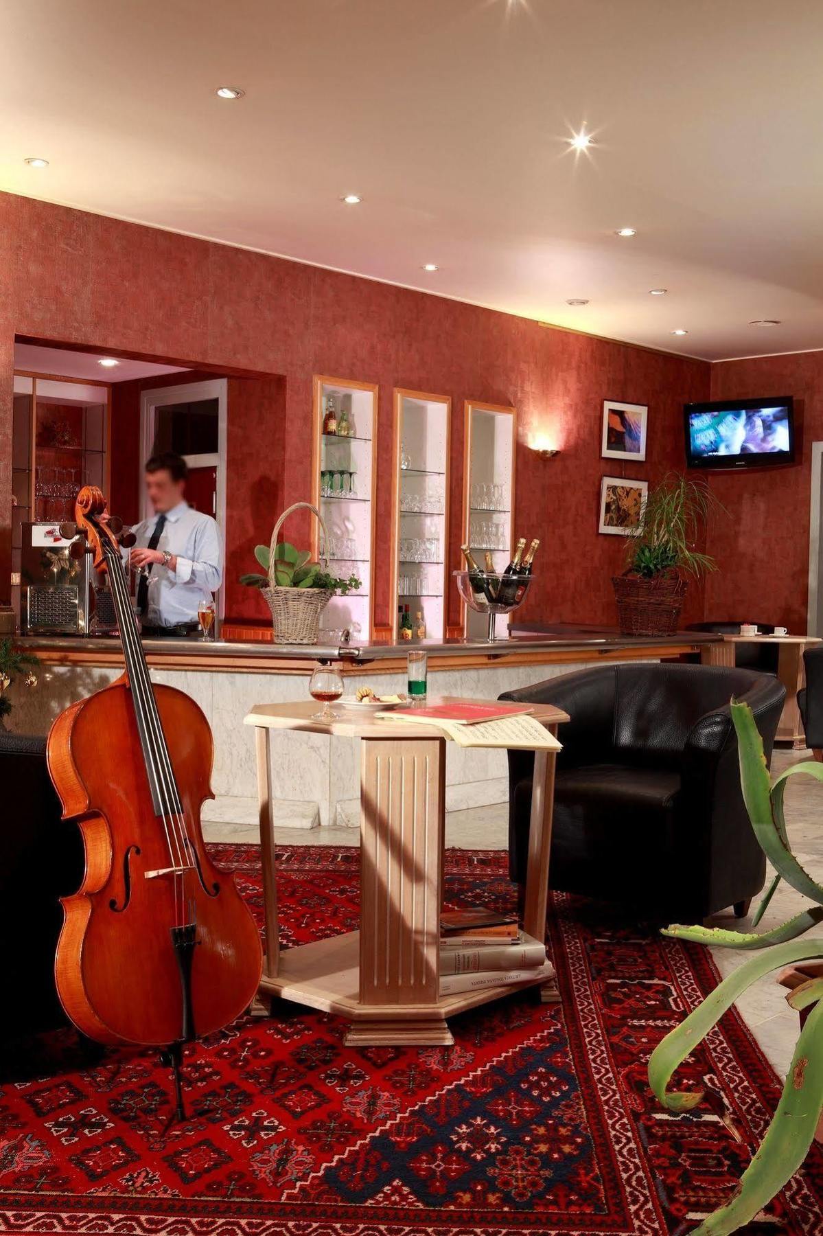 Logis Le Luth Hotel Mirecourt Bagian luar foto