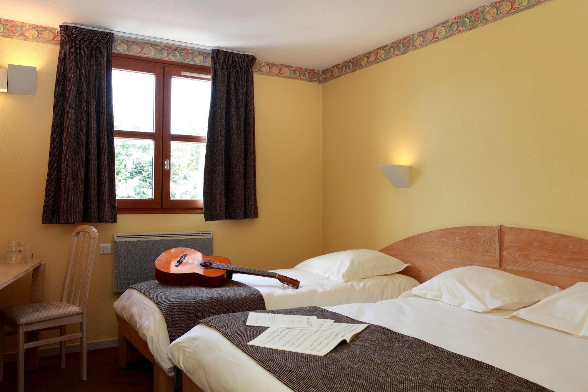 Logis Le Luth Hotel Mirecourt Bagian luar foto