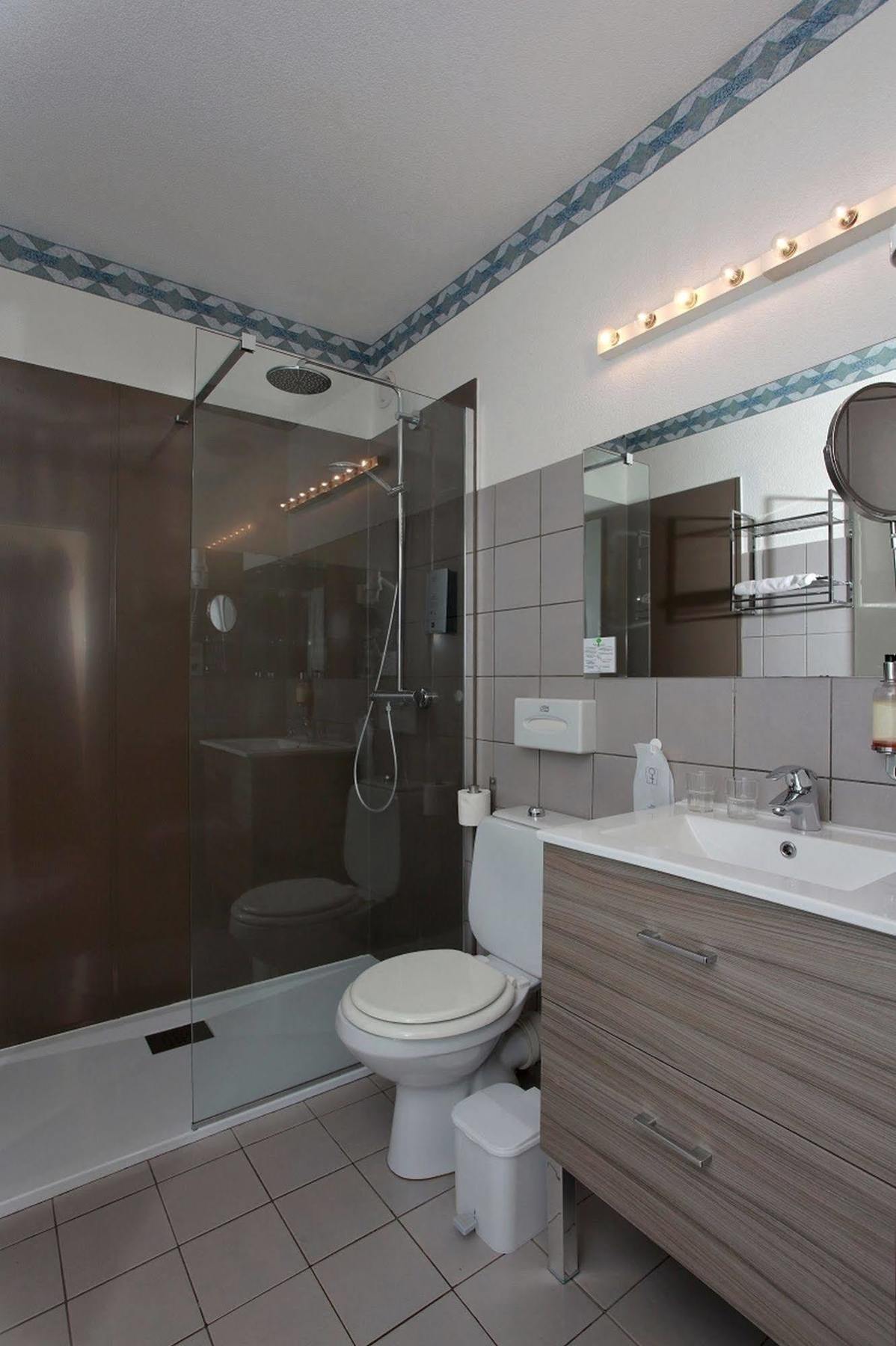 Logis Le Luth Hotel Mirecourt Bagian luar foto