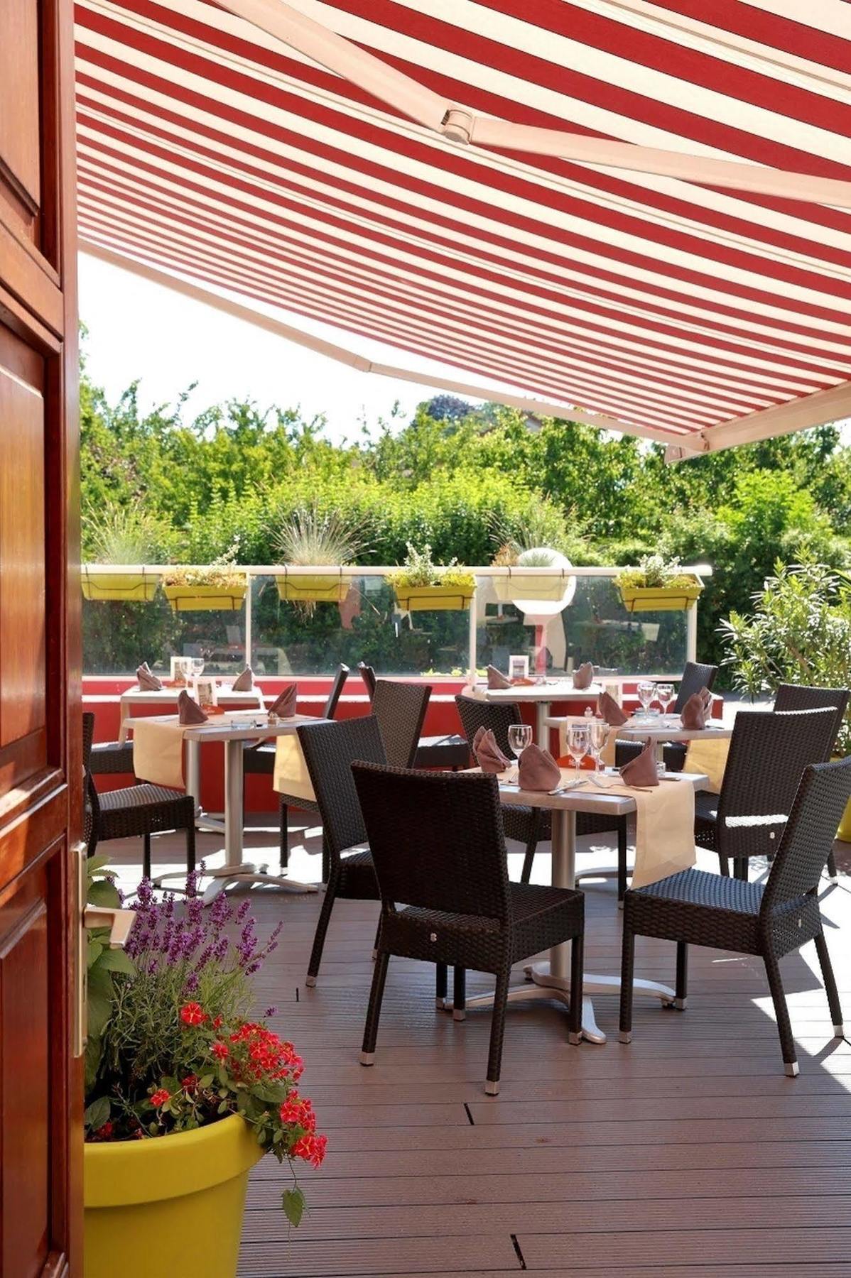 Logis Le Luth Hotel Mirecourt Bagian luar foto