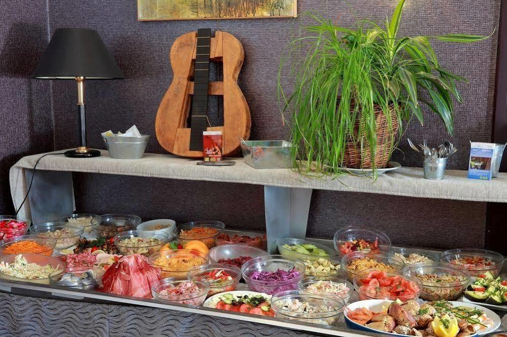 Logis Le Luth Hotel Mirecourt Bagian luar foto