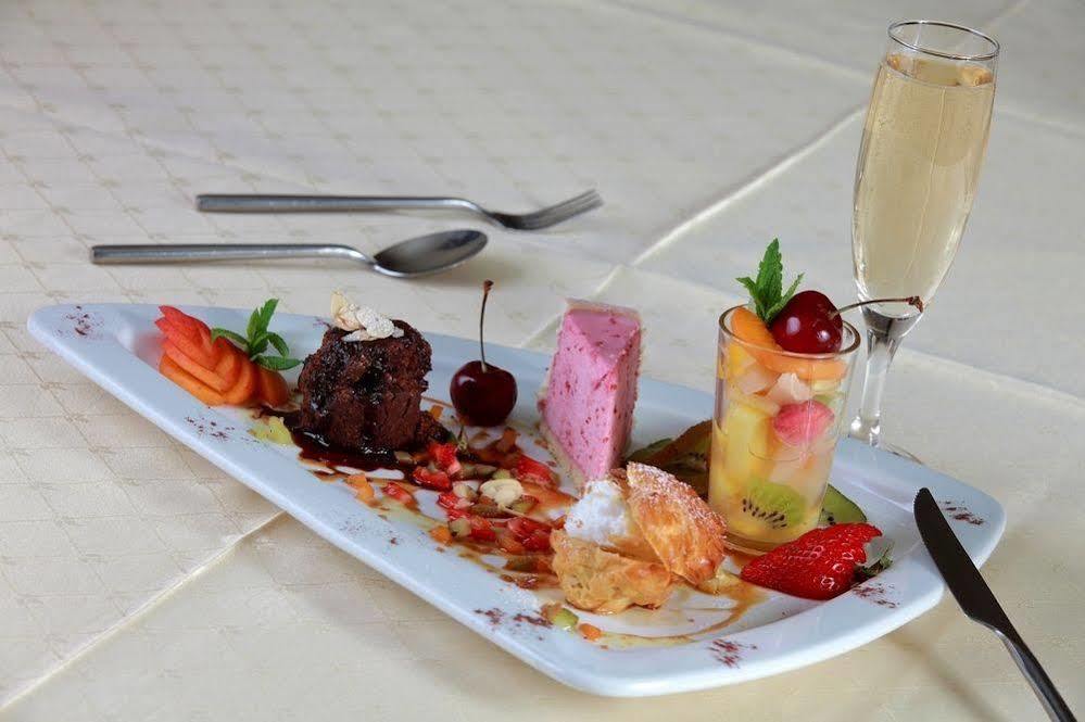 Logis Le Luth Hotel Mirecourt Bagian luar foto