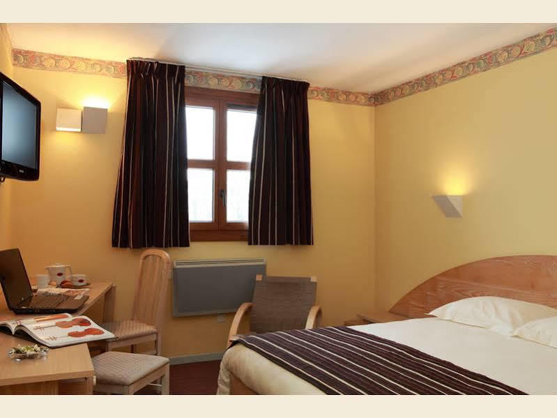Logis Le Luth Hotel Mirecourt Bagian luar foto