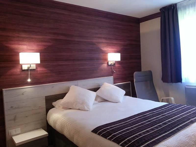 Logis Le Luth Hotel Mirecourt Bagian luar foto